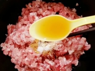 5、韭菜肉发面馅饼,一小勺香油