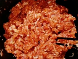 8、韭菜肉发面馅饼,搅拌均匀