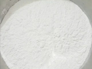 11、韭菜肉发面馅饼,面粉放入盆里