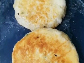 23、韭菜肉发面馅饼,中小火烙两面金黄即可