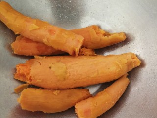 2、红薯干,去皮