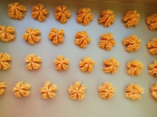 5、红薯干,裱花嘴随意。挤出小花。