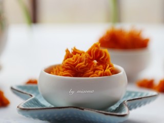 7、红薯干,烤完还有的点韧性那种口感，如果喜欢干点的就室温放一天，北方的天气越放越干最后就成嘎嘣脆的了。