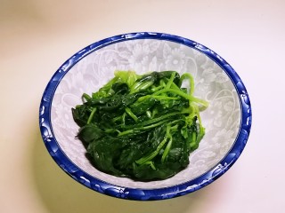 4、菠菜鸡蛋糕,焯水后捞出  沥干水分
