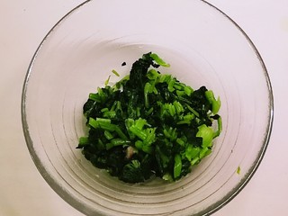 5、菠菜鸡蛋糕,切小段放入碗里备用