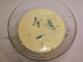 6、菠菜鸡蛋糕,放入面粉  倒入蛋液  