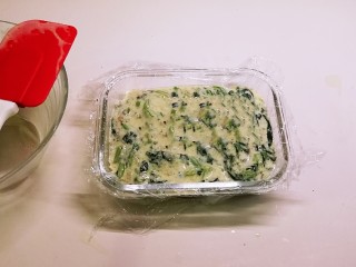 9、菠菜鸡蛋糕,拌好的蛋面糊  放到小玻璃盒里面  再覆盖上一层保鲜膜  