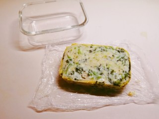 13、菠菜鸡蛋糕,时间到了  提着保鲜膜  顺利取出