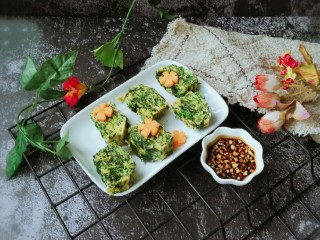 14、菠菜鸡蛋糕,稍稍凉一凉 切小块 食用  用胡萝卜片装饰  不喜欢可省略  