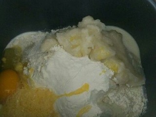 2、蜜豆椰蓉吐司,除黄油外所有原料放面包桶搅拌20分钟后，加入黄油继续搅拌20分钟（这里我做了两份的量）