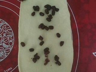 7、蜜豆椰蓉吐司,取一个面剂擀面皮长条状，撒蜜豆