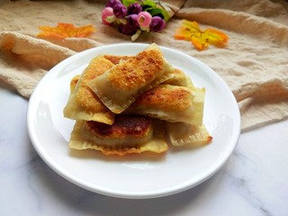 1、馄饨皮版香蕉派,成品图来一张。