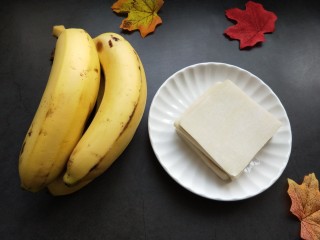 2、馄饨皮版香蕉派,准备食材。
