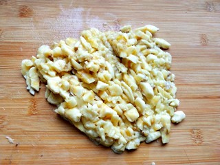 3、馄饨皮版香蕉派,香蕉去皮切丁。