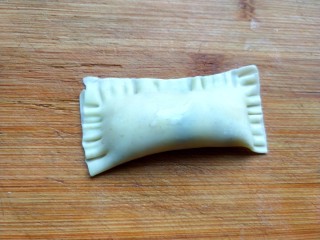 5、馄饨皮版香蕉派,对折包起来，用叉子压出花纹。