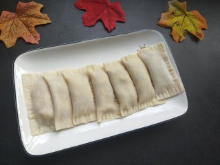 6、馄饨皮版香蕉派,依次包好。