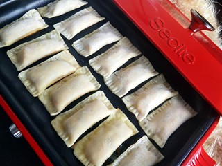 8、馄饨皮版香蕉派,放入香蕉派。