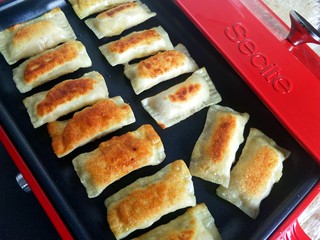 9、馄饨皮版香蕉派,一面煎黄，翻一面。