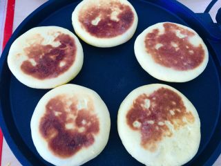 15、南瓜发饼,两面金黄即可。