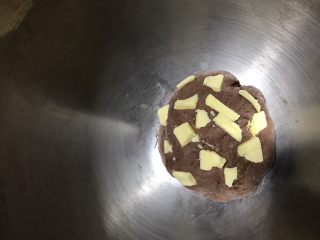 2、网红脏脏包,加入软化好的10g黄油