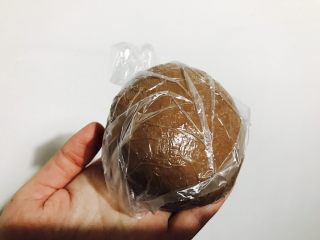 4、网红脏脏包,面团揉圆，冷冻30分钟