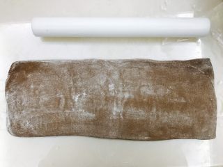 8、网红脏脏包,然后纵向擀开，擀的时候在操作台上撒一些面粉