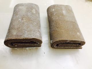 16、网红脏脏包,将面片卷起