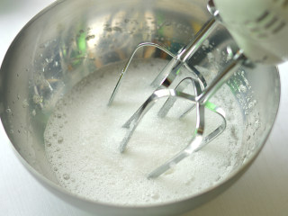 3、可可海绵蛋糕,先将蛋白打至粗泡状态