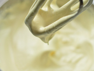 8、可可海绵蛋糕,提起打蛋头呈缓慢滴落状态即可