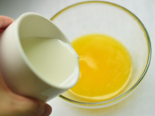 12、可可海绵蛋糕,黄油隔热水融化后加入牛奶