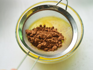 13、可可海绵蛋糕,筛入可可粉