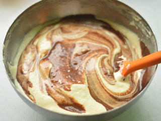 15、可可海绵蛋糕,倒入打蛋盆中