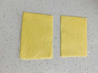 2、牛角酥,分别制作成长12厘米，宽8厘米的黄油片，冰箱冷冻备用。