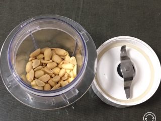 1、玉枕蛋糕+花生味,现炒的花生剥壳放入料理机。