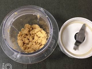 2、玉枕蛋糕+花生味,打成泥。