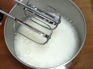 3、玉枕蛋糕+花生味,鸡蛋分离出蛋白和蛋黄,蛋白中加入柠檬汁,用打蛋器高速搅打30圈,加入30克细砂糖。