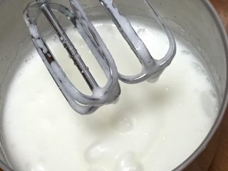 4、玉枕蛋糕+花生味,用打蛋器高速搅打50圈,再加15克细砂糖。