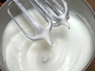 5、玉枕蛋糕+花生味,继续搅打50圈,蛋白变白,蓬发细腻,再加15克细砂糖。