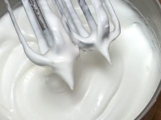 6、玉枕蛋糕+花生味,再继续搅打50圈,蛋白硬挺,有直立的小尖峰。