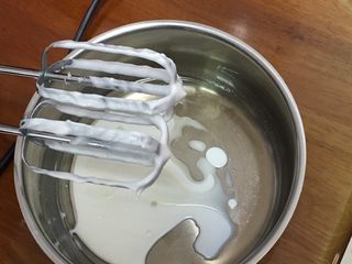 7、玉枕蛋糕+花生味,玉米油和牛奶混合,加入盐。