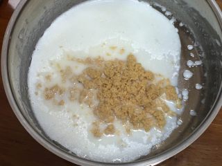 8、玉枕蛋糕+花生味,用打蛋器低速搅拌至融合,加入花生泥,也用打蛋器打至顺滑。