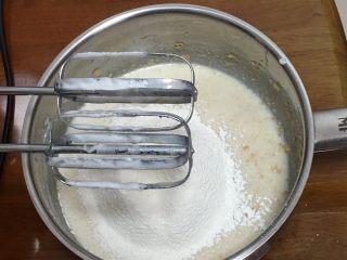 9、玉枕蛋糕+花生味,过筛低筋粉,继续搅打至糊状。