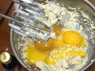 10、玉枕蛋糕+花生味,加入蛋黄和香草精。