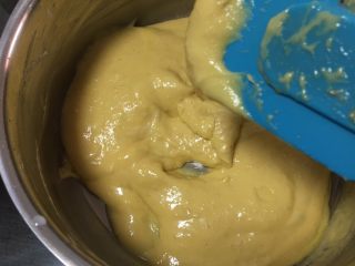 11、玉枕蛋糕+花生味,再次搅打均匀,用刮刀整理一下。