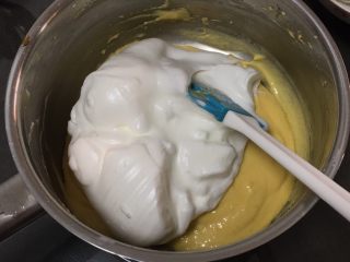 12、玉枕蛋糕+花生味,取三分之一的蛋白进蛋黄糊中。