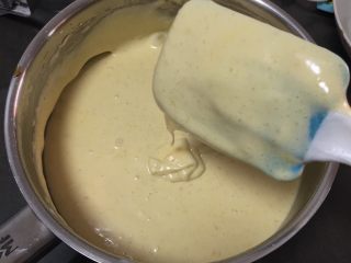 13、玉枕蛋糕+花生味,用翻拌的手法拌匀蛋糕糊。
