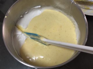 14、玉枕蛋糕+花生味,再将蛋糕糊倒回蛋白中。