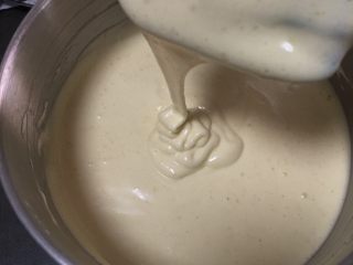 15、玉枕蛋糕+花生味,继续翻拌50次左右,细腻的蛋糕糊就完成了。