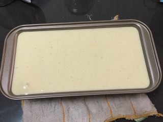 16、玉枕蛋糕+花生味,吐司盒底部放一张烤盘纸,分别脱模,蛋糕糊倒入模具震几下消泡。