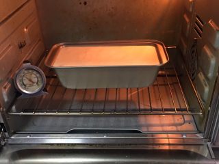 17、玉枕蛋糕+花生味,烤箱预热至150度,模具送入烤箱烤制40分钟。